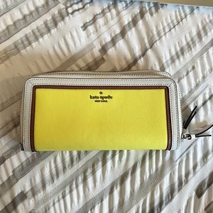 Kate Spade New York Patterson Drive Anita large wristlet. (Missing wrist strap)